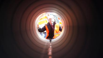 Volker Wissing (FDP), Bundesminister für Digitales und Verkehr, schaut im Elbehafen durch eine Pipeline nach der Ankunft der letzten Röhren für die Anbindung des LNG-Terminals Brunsbüttel an das deutsche Gasnetz. 