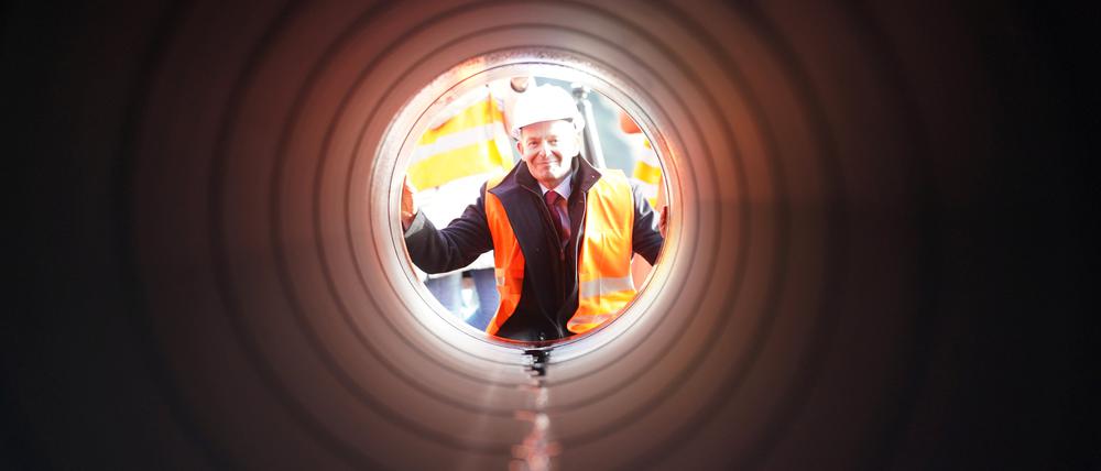 Volker Wissing (FDP), Bundesminister für Digitales und Verkehr, schaut im Elbehafen durch eine Pipeline nach der Ankunft der letzten Röhren für die Anbindung des LNG-Terminals Brunsbüttel an das deutsche Gasnetz.