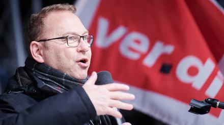 Frank Werneke, Vorsitzender von Verdi spricht auf der Bühne zu den Demonstrierenden vor der Bundeszentrale auf der Berliner Schillingbrücke.