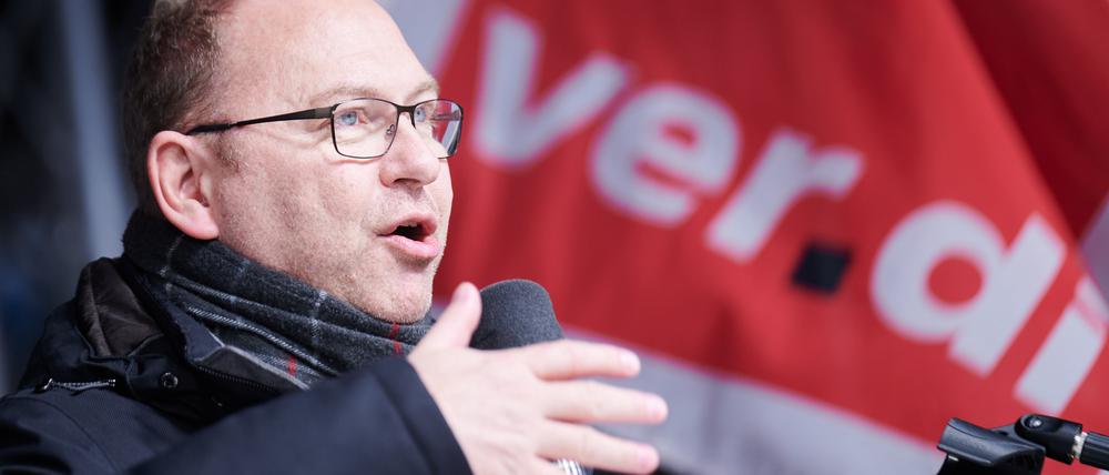 Frank Werneke, Vorsitzender von Verdi spricht auf der Bühne zu den Demonstrierenden vor der Bundeszentrale auf der Berliner Schillingbrücke.