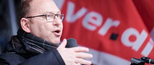 Frank Werneke, Vorsitzender von Verdi spricht auf der Bühne zu den Demonstrierenden vor der Bundeszentrale auf der Berliner Schillingbrücke.