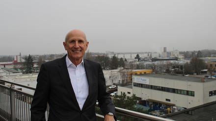 Ulrich Misgeld Vorsitzender des Netzwerks Motzener Straße, mit dem Industriegebiet im Rücken.