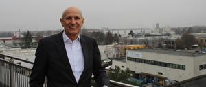 Ulrich Misgeld Vorsitzender des Netzwerks Motzener Straße, mit dem Industriegebiet im Rücken.