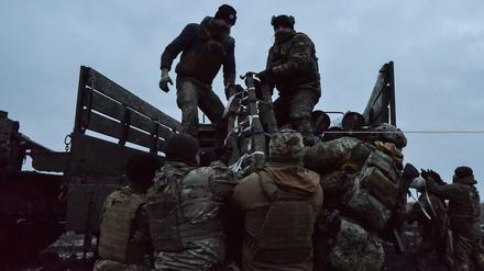 Ukrainische Soldaten beladen einen Truck mit Artillerie-Geschossen.