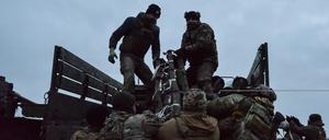Ukrainische Soldaten beladen einen Truck mit Artillerie-Geschossen.