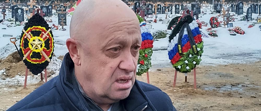 Der Leiter der Wagner-Gruppe, Jewgeni Prigoschin, nimmt an der Beerdigung eines Kämpfers der Wagner-Gruppe, der während des Kriegs in der Ukraine ums Leben kam, auf einem Friedhof außerhalb von St. Petersburg teil.