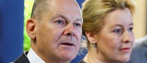 German Chancellor Olaf Scholz speaks to media next to Berlin's Mayor Franziska Giffey during their Bayer Stephan Boehme visit at a Bayer research facility in Berlin, Germany, February 6, 2023. REUTERS/Christian Mang