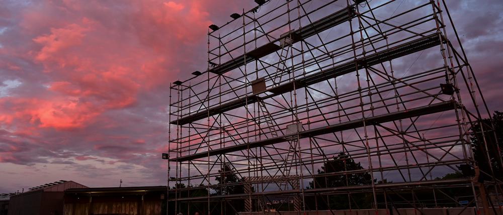 Von der Sonne in rötliches Licht getaucht ist eine Wolke neben dem leeren Gerüst, an dem zuvor noch das umstrittene Großbanner „People’s Justice“ des indonesischen Künstlerkollektivs Taring Padi hing. Die heftig kritisierte Installation auf der documenta fifteen in Kassel wurde am Vortag verhüllt. Nach öffentlicher Kritik wegen des als antisemitisch kritisierten Inhalts wurde das Kunstwerk entfernt.