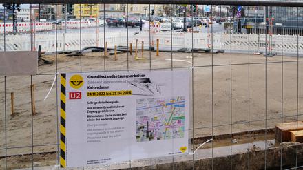Ein Eingang des U-Bahnhofs Kaiserdamm in Charlottenburg wurde mit Sand verfüllt. Das soll Bauarbeiten für einen Aufzug erleichtern.