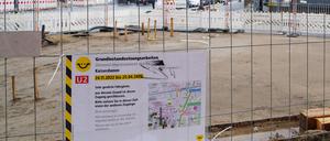 Ein Eingang des U-Bahnhofs Kaiserdamm in Charlottenburg wurde mit Sand verfüllt. Das soll Bauarbeiten für einen Aufzug erleichtern.
