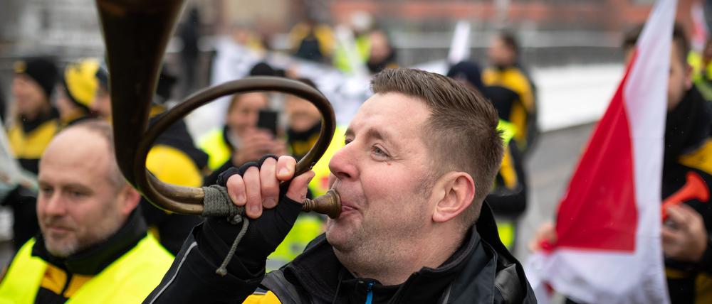 Mehrere hundert Beschäftigte der Paket-, Brief- und Verbundzustellung der Deutschen Post AG aus Berlin, Brandenburg, Sachsen, Sachsen-Anhalt und Thüringen protestieren auf einer Kundgebung vor der Verdi-Zentrale während eines ganztägigen Warnstreiks.