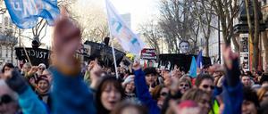 Der Protest gegen die Rentenpläne wird auf der Straße ausgetragen. 