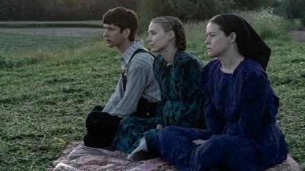 Der Schullehrer August (Ben Whishaw) hat sich mit Ono (Rooney Mara, mitte) und Salome (Claire Foy) verbündet.
