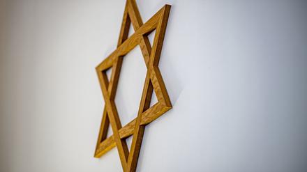  Ein Davidstern hängt an einer Wand im Gebetsraum einer Synagoge (Symbolbild).