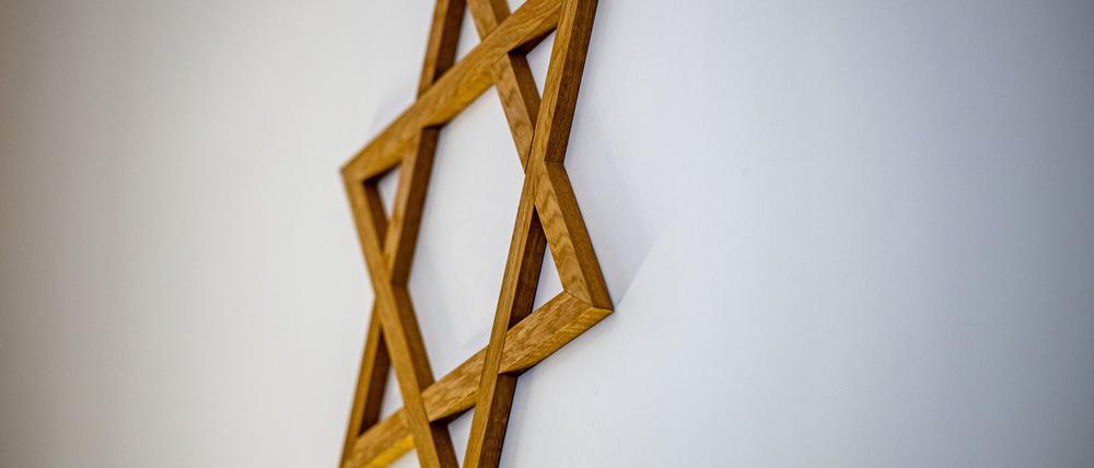 Ein Davidstern an einer Wand im Gebetsraum einer Synagoge.