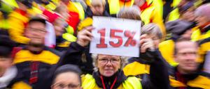 Die Gewerkschaft Verdi fordert wegen der hohen Inflation eine Lohnerhöhung von 15 Prozent für zwölf Monate für die Beschäftigten der Deutschen Post (Symbolbild).