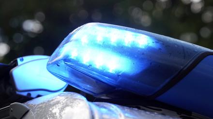 Blaulicht auf Polizeifahrzeug.