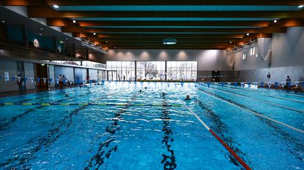 Potsdams größte Schwimmhalle: Das Sportbecken des Sport- und Freizeitbades blu am Brauhausberg.