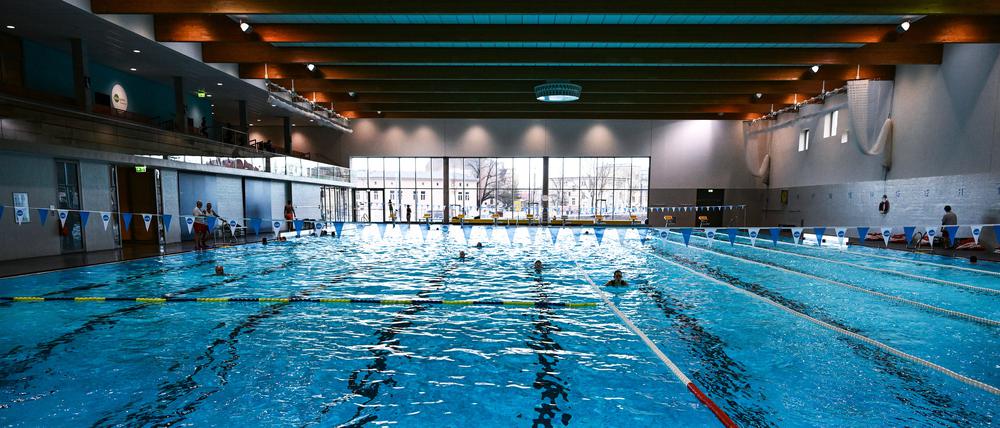 In Potsdams Schwimmbädern sind die Wassertemperaturen im Juli 2022 gesenkt worden. Einen Besucherschwund verzeichnete die Stadt deswegen nicht.