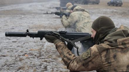 Soldaten der russischen Armee üben auf einem Truppenübungsplatz im Gebiet Donezk. 