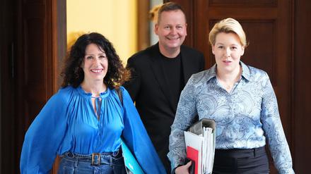 Franziska Giffey (r, SPD), Regierende Bürgermeisterin von Berlin, Bettina Jarasch (l, Bündnis 90/Die Grünen), Bürgermeisterin und Senatorin für Umwelt, Mobilität, Verbraucher- und Klimaschutz, sowie Klaus Lederer (Die Linke), Bürgermeister und Senator für Kultur und Europa, kommen nach der Sitzung des Berliner Senats zur Pressekonferenz.