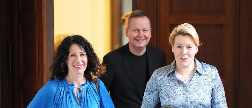 Franziska Giffey (r., SPD), Regierende Bürgermeisterin von Berlin, Bettina Jarasch (l., Bündnis 90/Die Grünen), Bürgermeisterin und Senatorin für Umwelt, Mobilität, Verbraucher- und Klimaschutz, sowie Klaus Lederer (Die Linke), Bürgermeister und Senator für Kultur und Europa, kommen nach einer Sitzung des Berliner Senats zur Pressekonferenz.