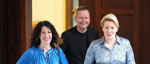 Franziska Giffey (r, SPD), Regierende Bürgermeisterin von Berlin, Bettina Jarasch (l, Bündnis 90/Die Grünen), Bürgermeisterin und Senatorin für Umwelt, Mobilität, Verbraucher- und Klimaschutz, sowie Klaus Lederer (Die Linke), Bürgermeister und Senator für Kultur und Europa, kommen nach der Sitzung des Berliner Senats zur Pressekonferenz.