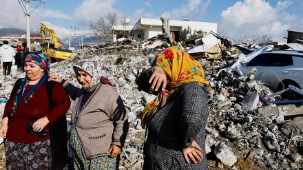 Women react as they stand near rubble and damages following an earthquake in Gaziantep, Turkey, February 7, 2023. REUTERS/Suhaib Salem