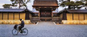 Vor dem alten Kaiserpalast in Kyoto zieht ein einsamer Radler seine Runden.