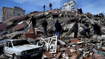 Anwohner und Rettungskräfte suchen nach Opfern und Überlebenden in den Trümmern von Gebäuden im türkischen Kahramanmaras.