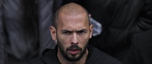 10.01.2023: Andrew Tate, britisch-amerikanischer Influencer, verlässt nach einer Verhandlung das Berufungsgericht.