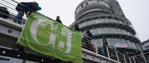 Mitarbeiterinnen und Mitarbeiter von RTL Deutschland hängen eine Flagge vor dem Verlagsgebäude am Baumwall gegen mögliche Verkäufe der Zeitschriften ab.