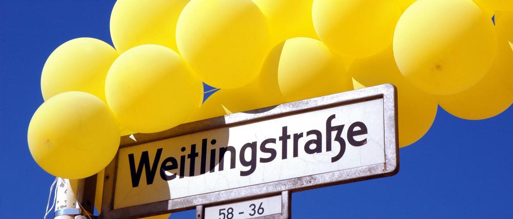 Bildnummer: 50925895 Datum: 03.09.2005 Copyright: imago/Steinach
Gelbe Luftballons schmücken das Straßenschild der Weitlingstraße in Berlin-Lichtenberg anlässlich des dort stattfindenden GELBEN FESTES, Objekte; 2005, Berlin, Stadtfest, Fest, Feste, Gelbes, Ballon, Ballons, Schriftzug, Straßenschilder, Straßenname, Straßennamen, Schild, Schilder, Luftballon, gelb, geschmückt, geschmücktes, Deko, Dekoration; , quer, Kbdig, Einzelbild, Deutschland, ,