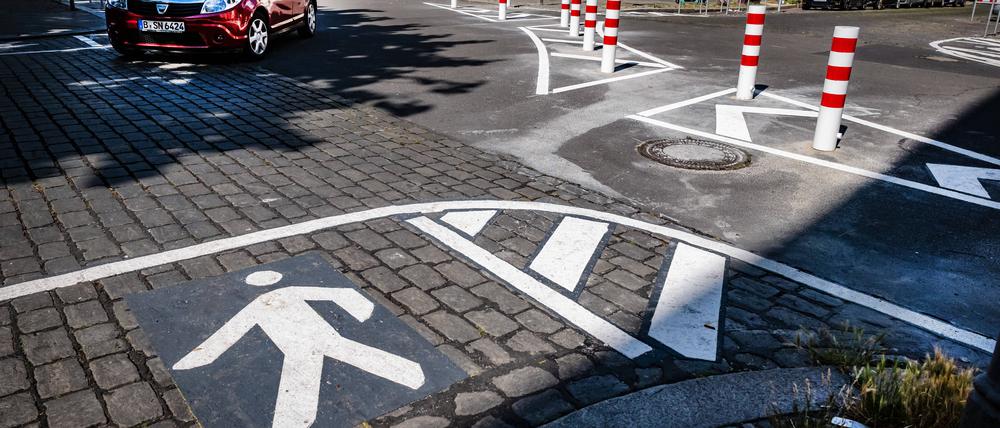 Neue Poller verhindern Schleichwege und sorgen für Verkehrsberuhigung.