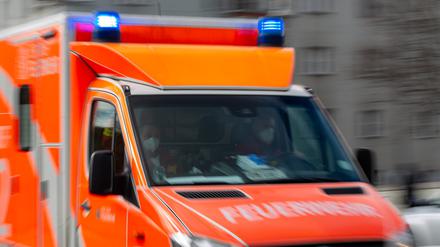 Blaulicht auf einem Rettungswagen. (Symbolbild)
