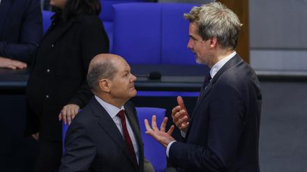 Olaf Scholz (SPD) im Gespräch mit seinem Regierungssprecher Steffen Hebestreit.