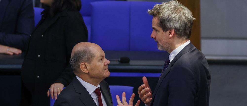 Regierungssprecher Steffen Hebestreit im Gespräch mit Kanzler Olaf Scholz