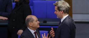 Regierungssprecher Steffen Hebestreit im Gespräch mit Kanzler Olaf Scholz