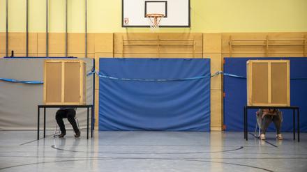 Menschen in der Wahlkabine in einem Wahllokal in Berlin am 26. September 2021. Wahlen in Berlin *** People in the voting booth at a polling station in Berlin on September 26, 2021 elections in Berlin, Germany