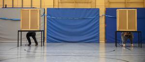 Menschen in der Wahlkabine in einem Wahllokal in Berlin am 26. September 2021. Wahlen in Berlin *** People in the voting booth at a polling station in Berlin on September 26, 2021 elections in Berlin, Germany