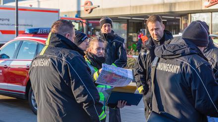 Einsatzkräfte des Ordnungsamtes der Stadt Cottbus werden in ihren Einsatz eingewiesen.