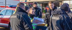 Einsatzkräfte des Ordnungsamtes der Stadt Cottbus werden in ihren Einsatz eingewiesen.