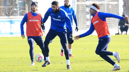 Tolga Cigerci (Mitte) hat seine Schulterprobleme überwunden und trainiert wieder mit der Mannschaft von Hertha BSC.