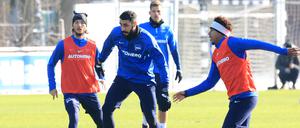 Tolga Cigerci (Mitte) hat seine Schulterprobleme überwunden und trainiert wieder mit der Mannschaft von Hertha BSC.