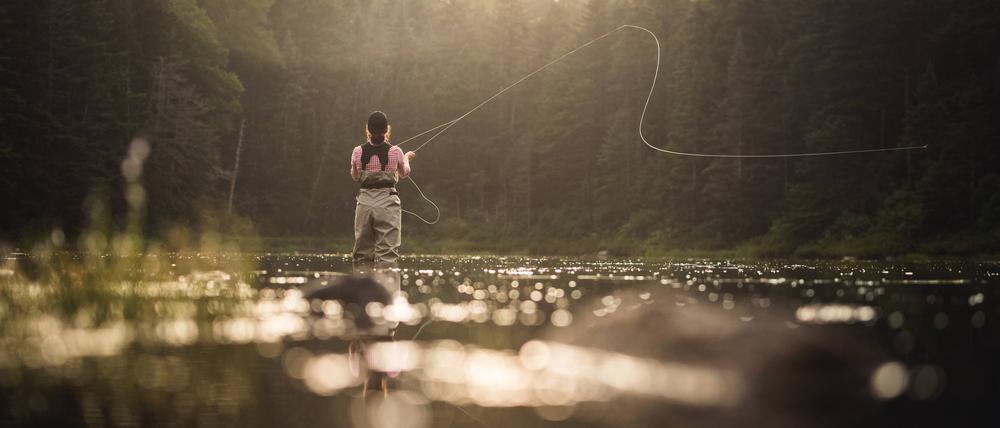 Geduld ist beim Fliegenfischen entscheidend. Manchmal kann es nämlich viele Stunden oder sogar Tage dauern, bis endlich ein Fisch beißt.