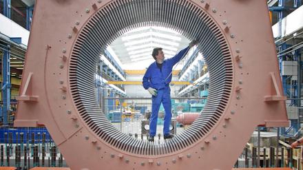 Blick durch ein Statorgehäuse im Siemens Dynamowerk in Siemensstadt.   