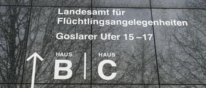 Aufschrift auf der Hauswand, Landesamt für Flüchtlingsangelegenheiten.