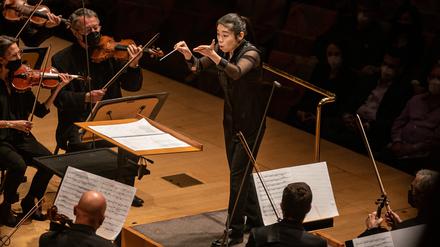 LOS ANGELES, CA - JANUARY 27: Elim Chan conducts the L.A. Phil on Thursday, Jan. 27, 2022 in Los Angeles, CA. (Jason Armond / Los Angeles Times via Getty Images)