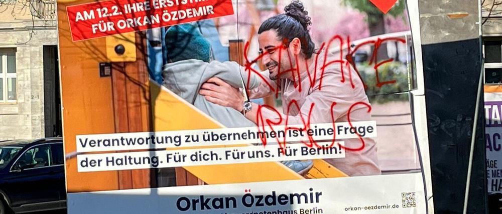 Ein Plakat des SPD-Abgeordenten Orkan Özdemir wurde mit dem Spruch „Kanaken Raus“ beschmiert