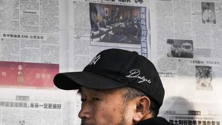 06.02.2023, China, Peking: Ein Mann reagiert nachdem er die Überschriften um den Abschuss eines mutmaßlichen chinesischen Spionageballons vor der Küste der USA las. Das Außenministerium in Peking räumte ein, dass ein weiterer, über Kolumbien entdeckter Ballon auch aus China stamme. Foto: Andy Wong/AP/dpa +++ dpa-Bildfunk +++